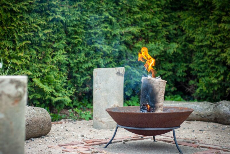 Anblick eines Schwedenfeuers in einer Feuerschale.