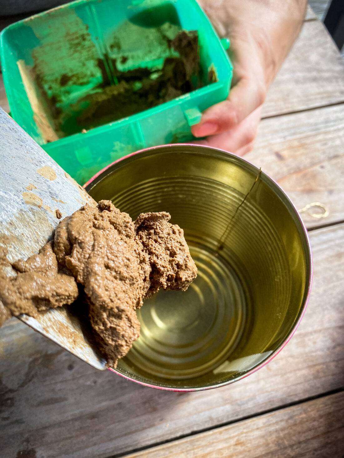Mit einem Spachtel haben wir den Lehm in die Dose befördert.