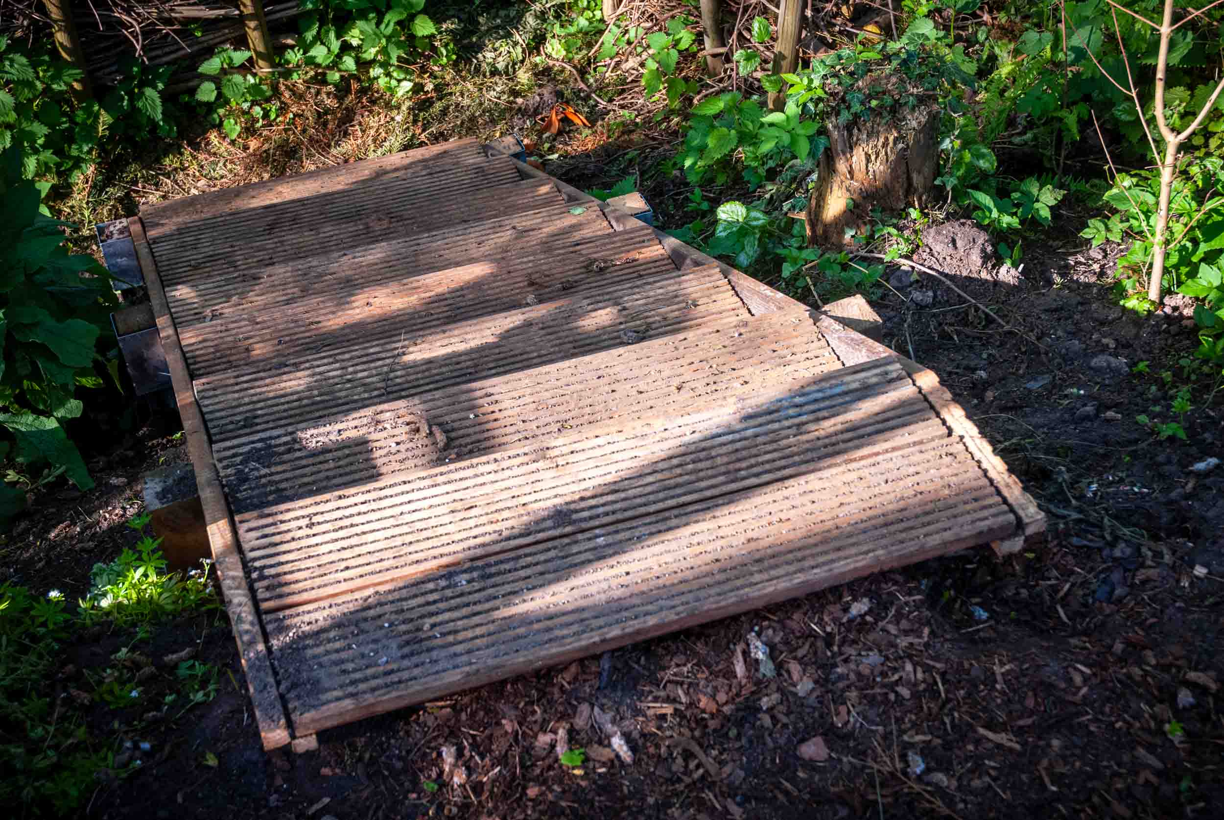 Ansicht einer selbst gebauten Holztreppe an einem Abhang.