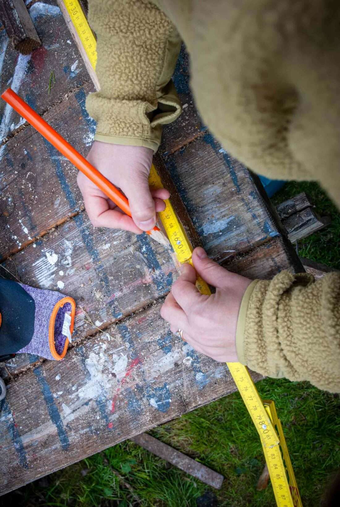 Eine Frau misst die Länger einer Stufe aus.