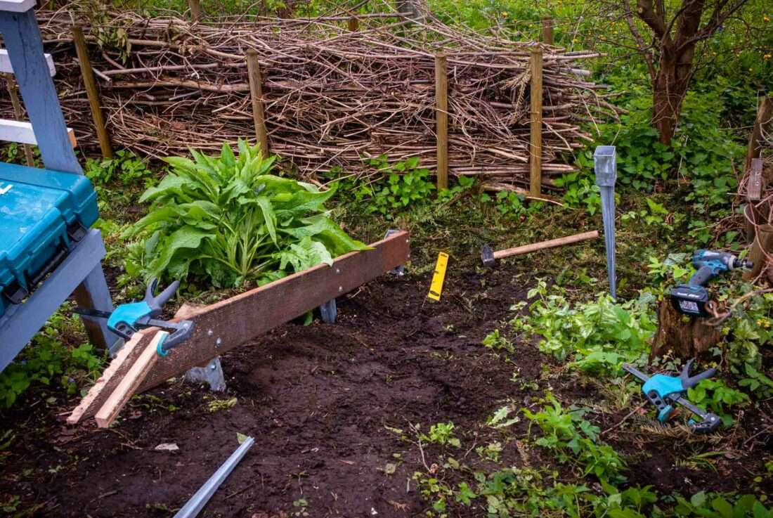 Ansicht einer Seite einer selbst gebauten Holztreppe.