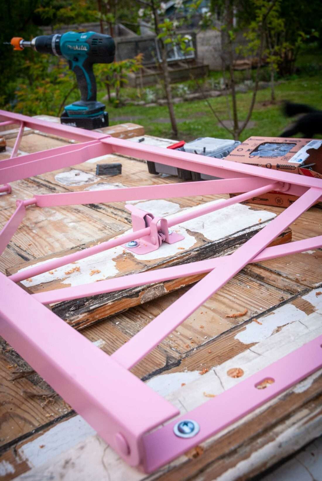 Detailaufnahme eines pinkfarbenen Tischbeins im Stil einer Bierzelt-Garnitur.