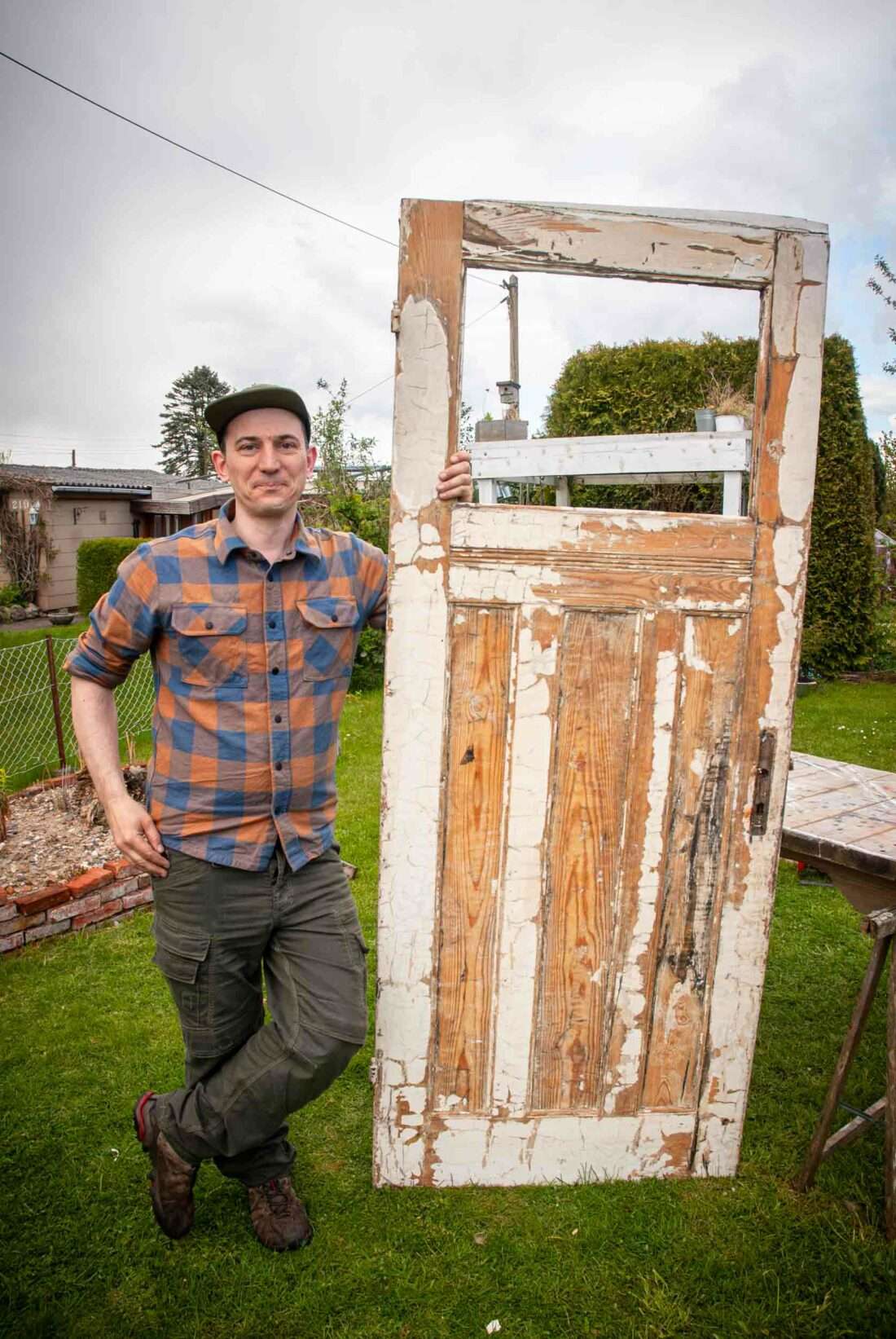 ein Mann steht neben einer Tür, aus der ein Klapptisch gebaut werden soll.