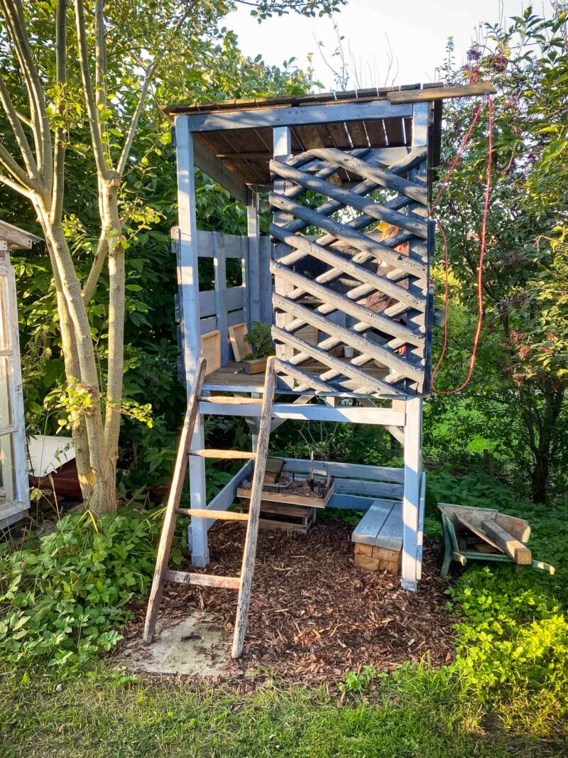 Ein selbst gebautes Spielhaus in der Abendsonne