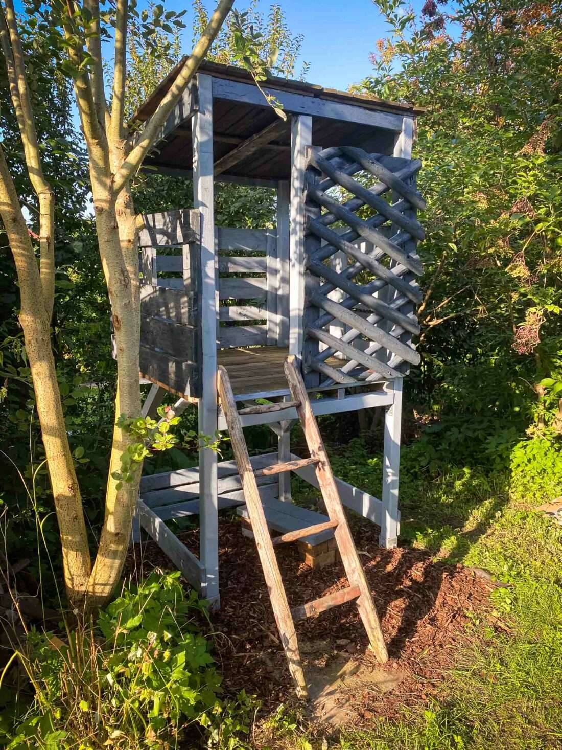 Spielhaus selber bauen: Das fertige Haus im Abendlicht
