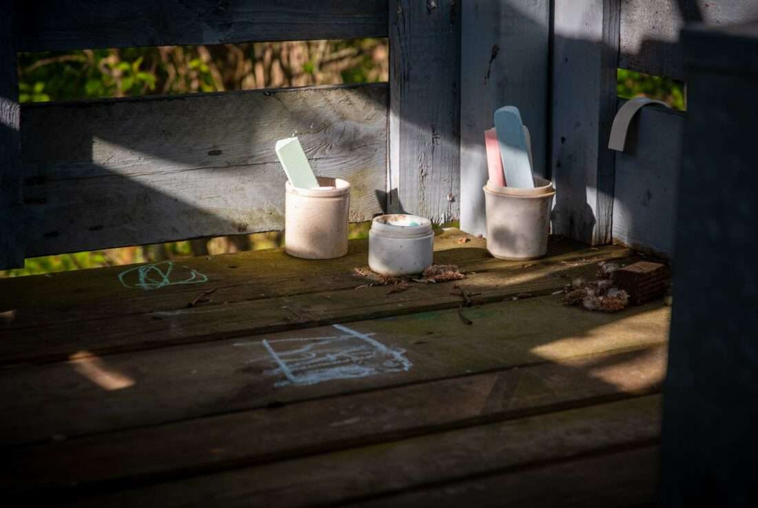 Kreise liegt in einem selbst gebauten Spielhaus