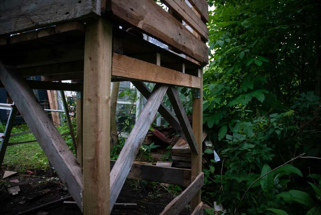 Spielhaus selber bauen: Verstrebungen aus rahmenhölzern stabilisieren die Konstruktion