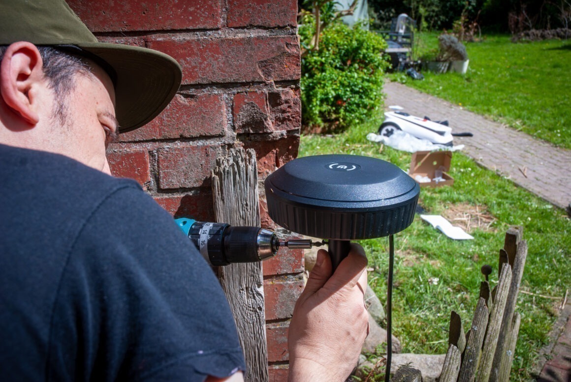 Foto des Bloggers Florian Hucht beim Einrichten der Antenne für den ECOVACS Mähroboter