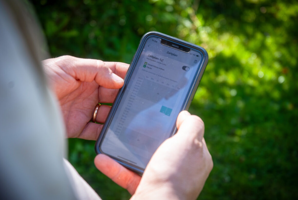 Florian Hucht beim Einstellen der App für den ECOVACS Mähroboter