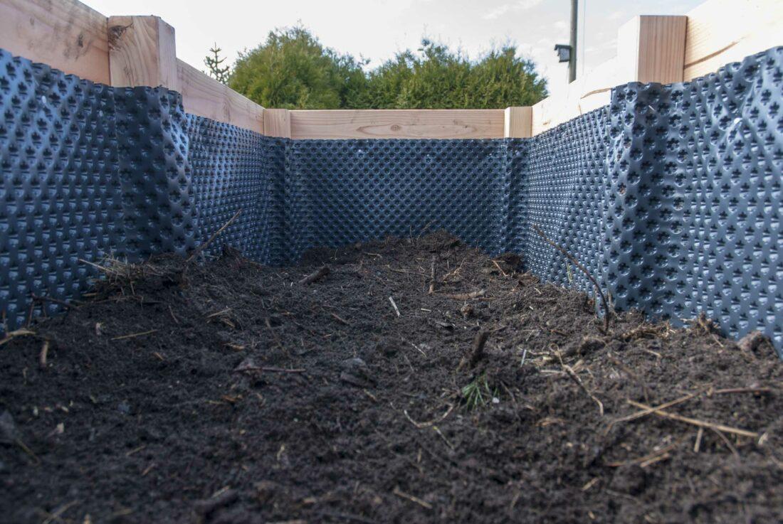 Schicht vier im Hochbeet: Kompost.