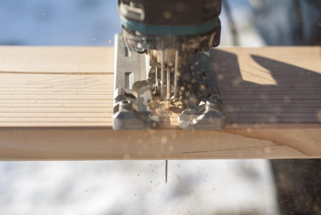 Bretter für ein selbst gebautes Hochbeet werden zurechtgesägt. 