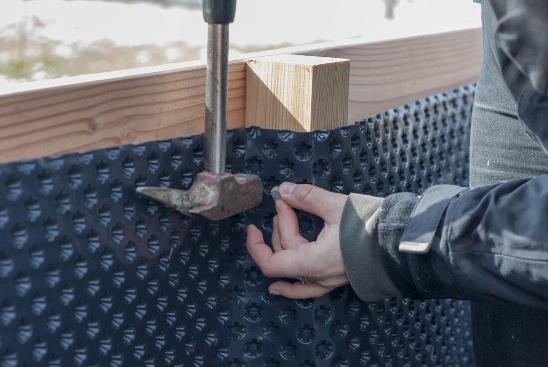 Hochbeet bauen, letzter Schritt: Noppenfolie wird ins Innere genagelt. 