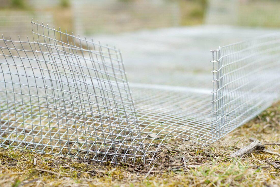 Ein Stück Hasendraht, der an den Seiten und den Ecken zurechtgeschnitten und umgebogen wurde. 