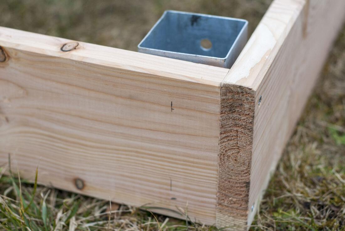 Der Rahmen eines Hochbeetes mit einer Einschlaghülse. 