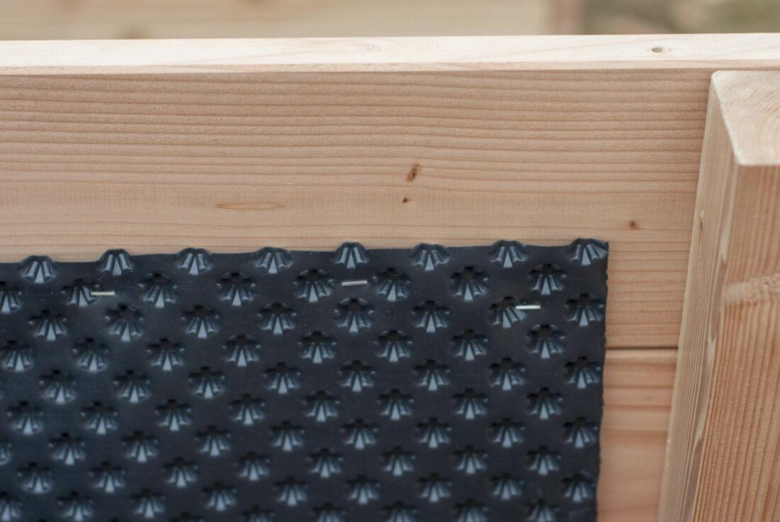 Ein Stück Noppenfolie, das getackert wurde. 