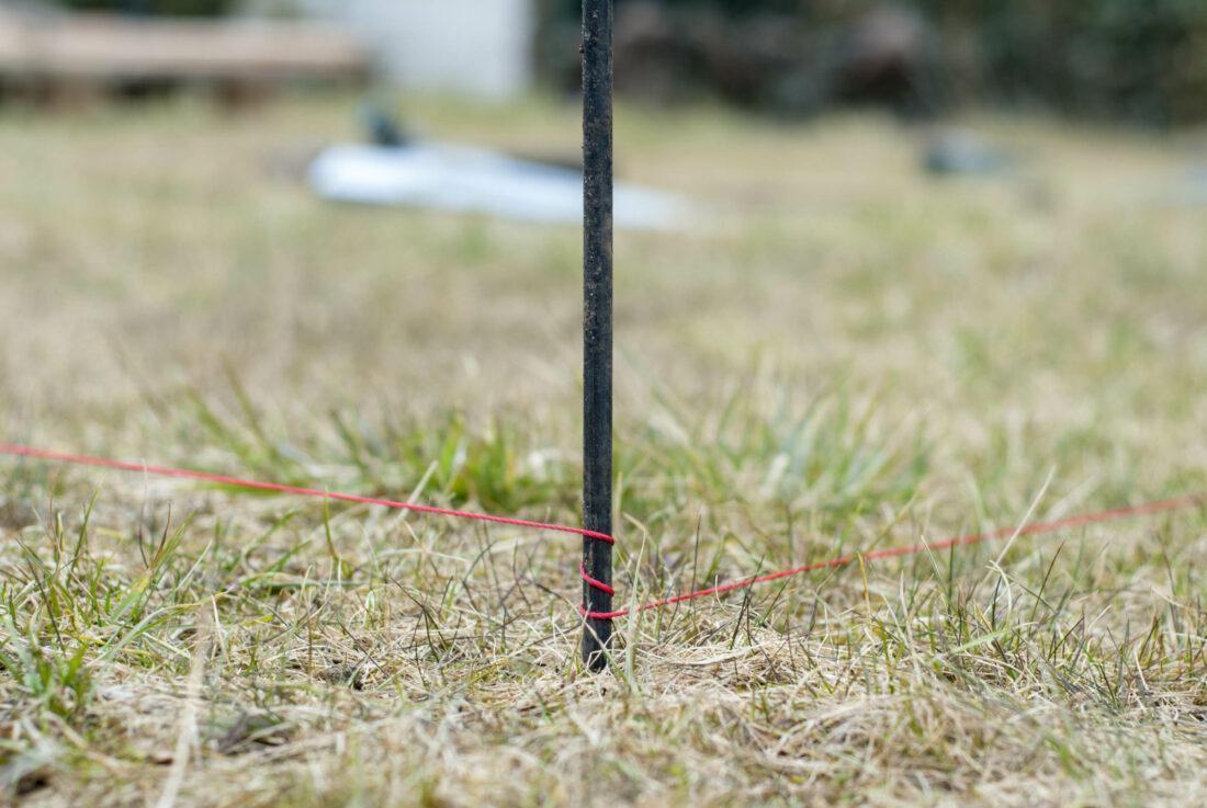 Mit einem Schnurgerüst wird der Standort für ein selbst gebautes Hochbeet bestimmt. 