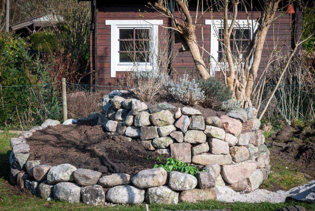 Eine fast fertige Kräuterspirale.