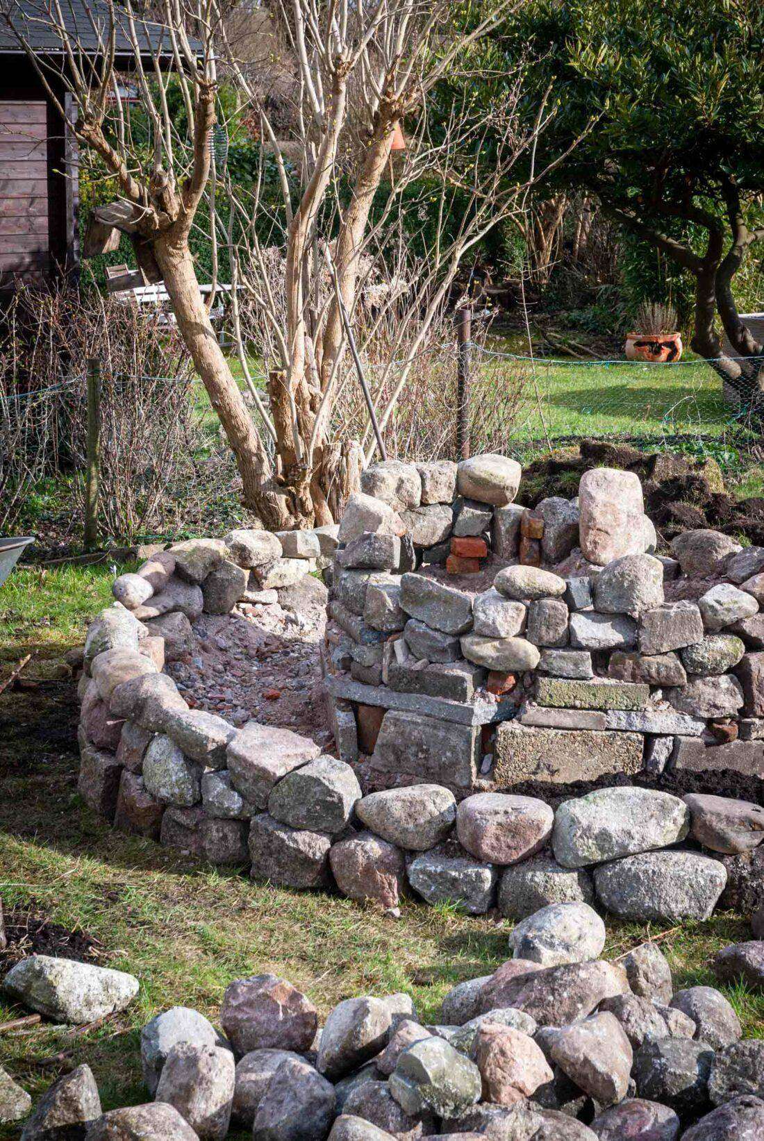 Eine Kräuterspirale wird gemauert. 