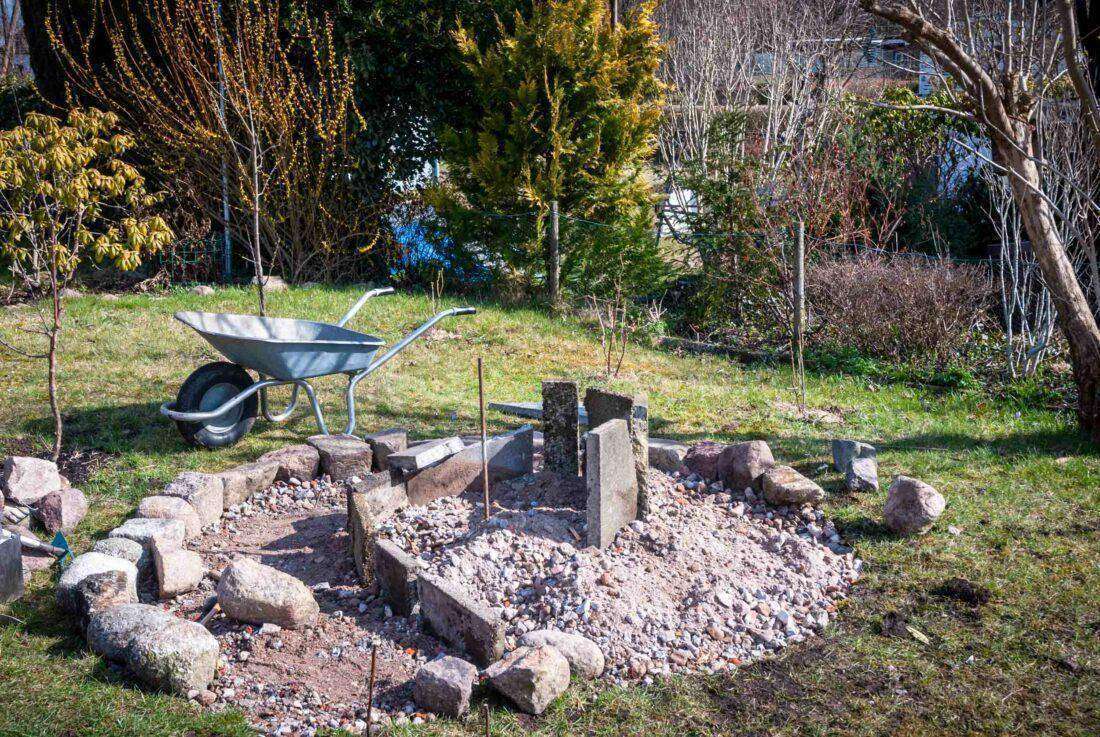 Das Fundament einer Kräuterspirale entsteht. 