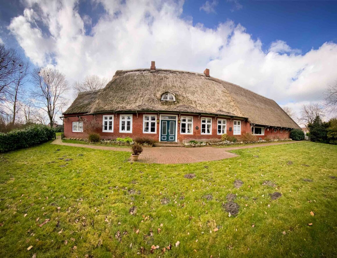 Blick auf den Wohnbereich des Wohnwirtschaftsgebäudes mit der repräsentativen Eingangstür.