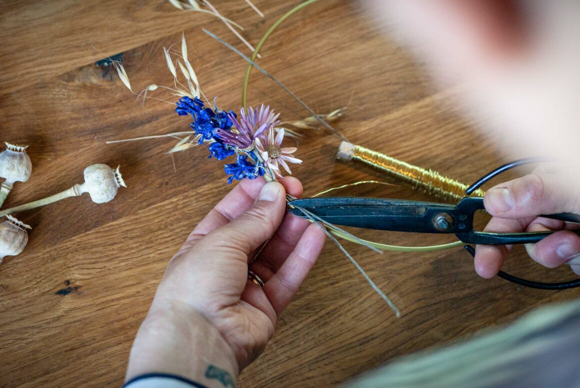 Anfang eines Trockenblumenkranzes