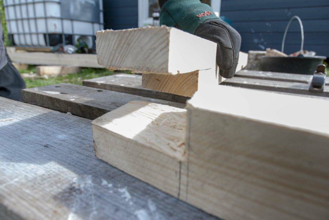 Gewächshaus selbst bauen: Zwei Kanthölzer werden über eine Überblattung zusammengefügt. 