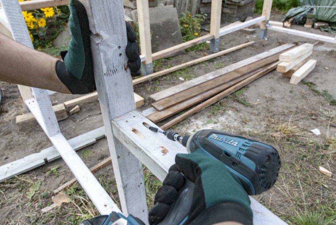 Gewächshaus selbst bauen: Die Schrauben für die Seitenteile und Wände werden mit einem Jigbohrer versenkt. 