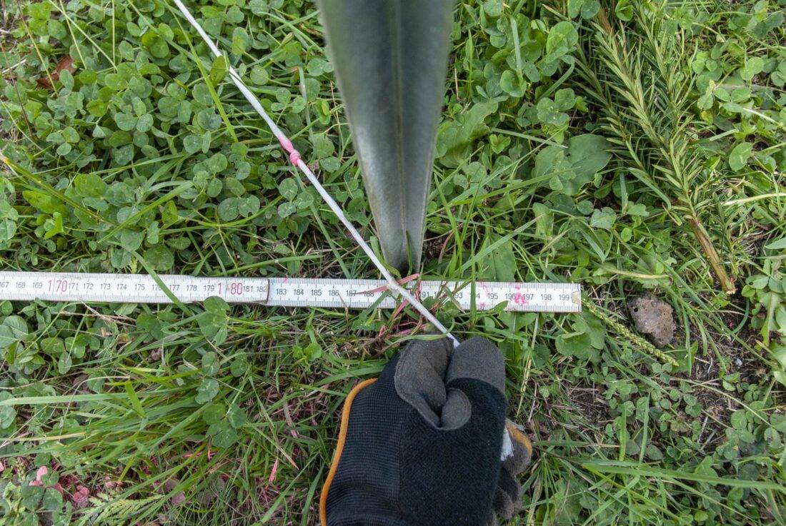 Gewächshaus selbst bauen: die Position einr Hülse wird ausgerechnet. 