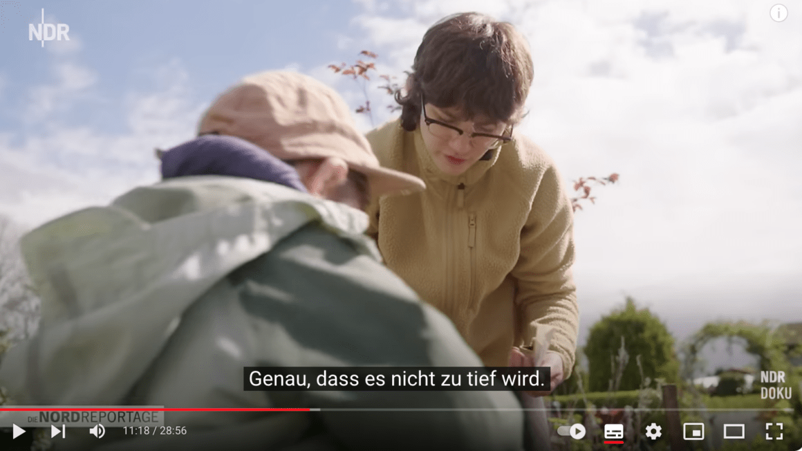 Screenshot aus der Nordreportage "Kleingarten-Influencer": Deborah Hucht bepflanzt mit ihrem Sohn ein Beet.