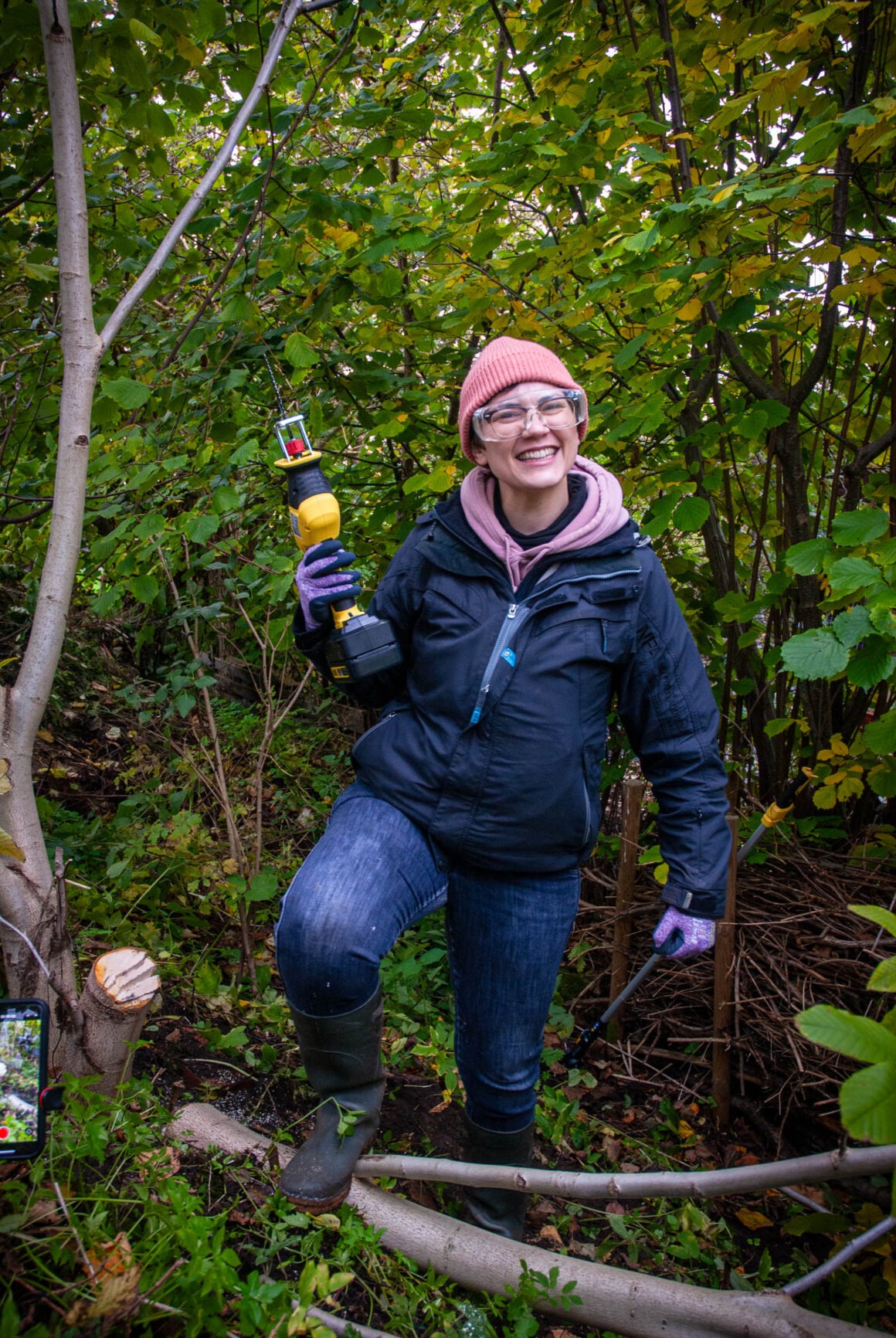 Deborah Hucht beim Schneiden von einem Walnussbaum