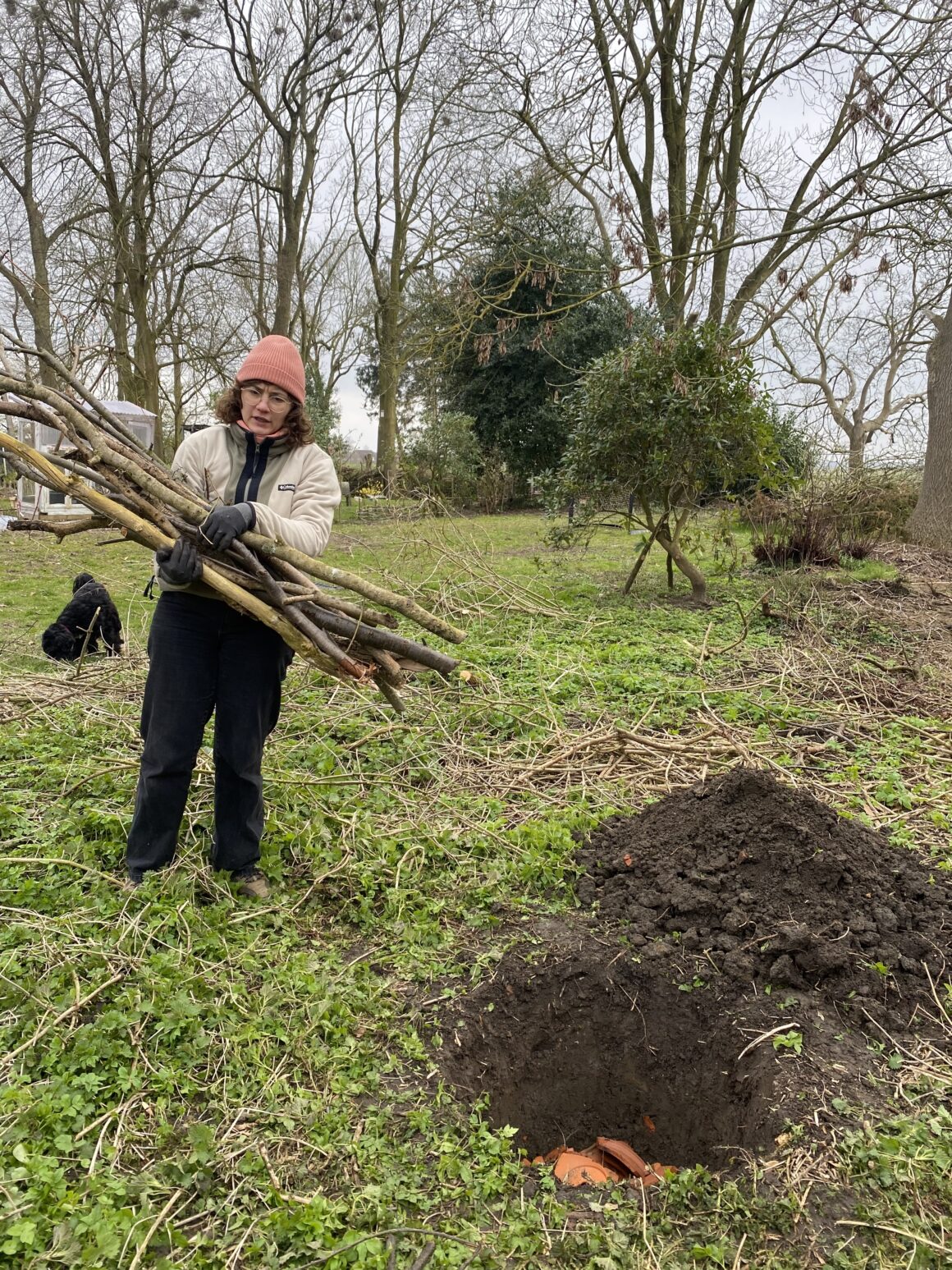 Deborah Hucht bringt Äste für einen Käferkeller